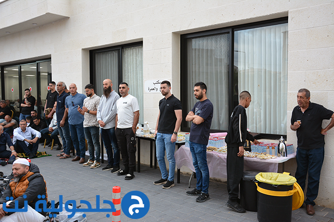اهالي جلجولية يؤدون صلاة عيد الاضحى في ساحة مسجد الروضة في جلجولية 